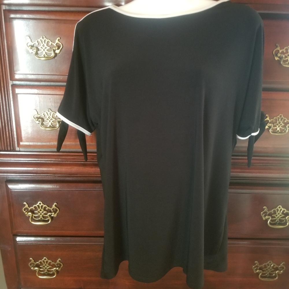 NEW Vince Camuto Black top with white trim and split sleeves - M